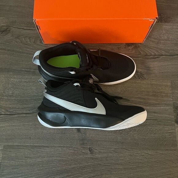 Nike Team Hustle D 10 Grade School Kids' Basketball Shoes - Picture 3 of 5